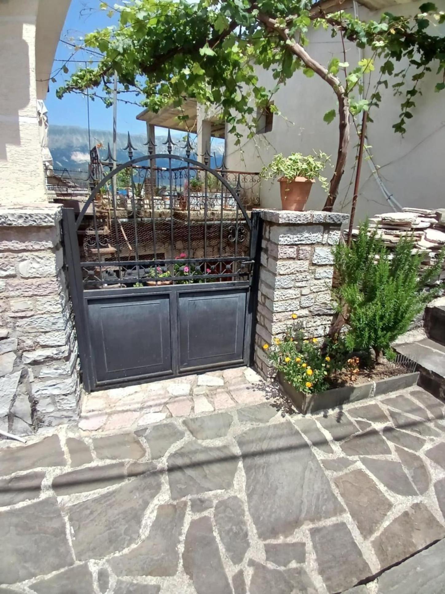 Eniguesthouse Gjirokaster Exterior photo