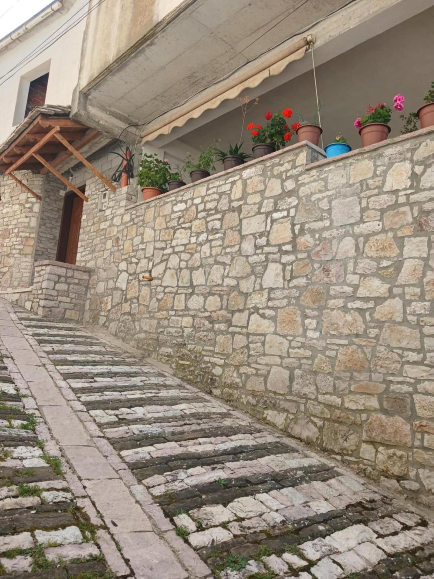 Eniguesthouse Gjirokaster Exterior photo